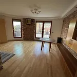 Prostorny Stresni Byt S Terasou